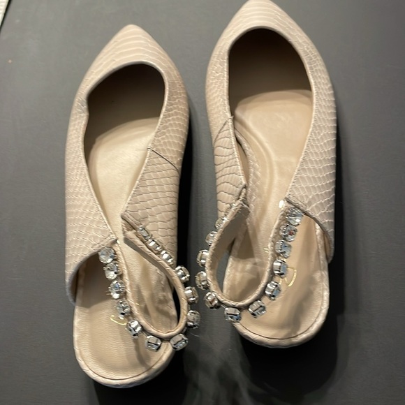 Guilhermina Embossed Leather Flats Size7 Cream Bedazzled Elegance Relaxed Luxury - Picture 4 of 13